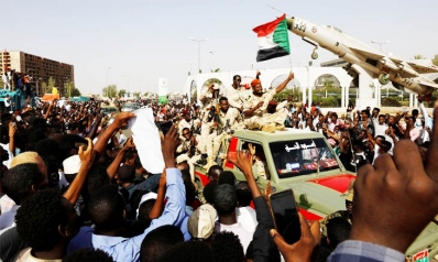 السودان: حشود ضخمة تتحدى الجيش… والمجلس العسكري يتمسك بـ”السلطة السيادية”