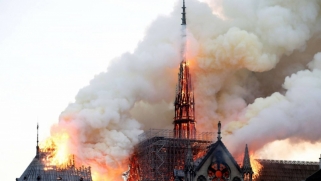 حريق كاتدرائية نوتردام الباريسية يثير المشاعر ويدفع العالم للتضامن