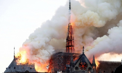 حريق كاتدرائية نوتردام الباريسية يثير المشاعر ويدفع العالم للتضامن