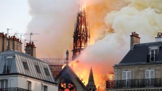بالفيديو.. حريق مهول يأتي على كاتدرائية نوتردام أحد أشهر معالم باريس