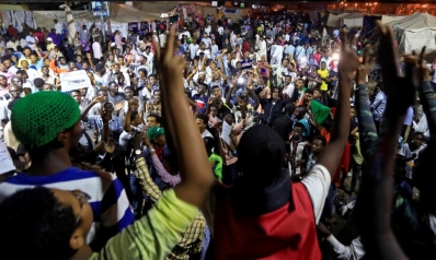 ثوار السودان يختبرون سلاح الإضراب ضد العسكر