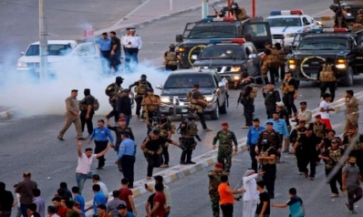 العراق: متظاهرون ينزلون العلم الكويتي في قنصلية البصرة احتجاجا على إساءة زعيم قبلي لنساء المدينة