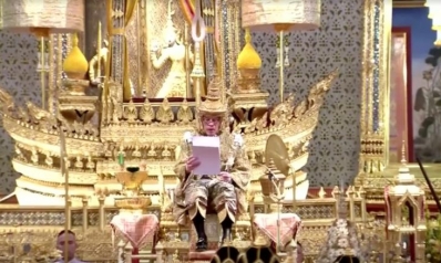 شاهد.. تتويج ملك تايلند.. ذهب وألماس ومياه مقدسة وملايين الدولارات
