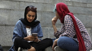 الإيرانيون يمارسون لعبة القط والفأر مع الرقابة
