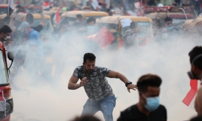 ليلة دامية بكربلاء ومتظاهرو بغداد يتحدون حظر التجول