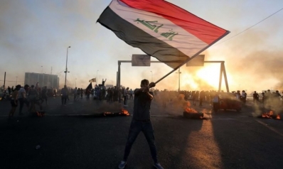العراق.. مئات المتظاهرين يقتحمون المنطقة الخضراء وسط بغداد