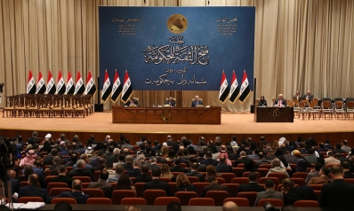 تجميد مجالس المحافظات… قرار “غير دستوري” لتهدئة المحتجين في العراق