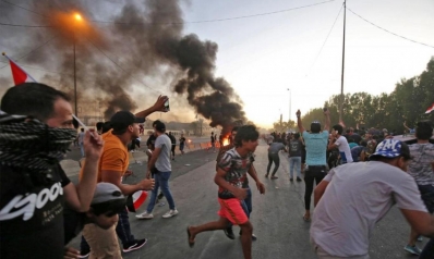 العراقيون يثورون دافعين مرحلة ما بعد نظام صدام حسين إلى شفير الانهيار