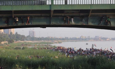في اليوم العاشر.. حقول النفط والجسور هدف لمظاهرات العراق
