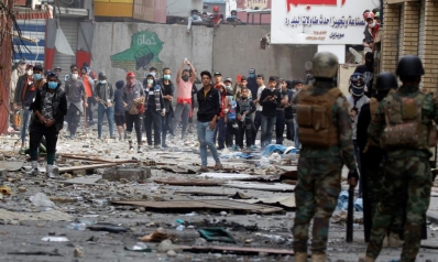 الأمن يرغم المتظاهرين على التراجع ببغداد ومحتجون يغلقون الطرق بالجنوب