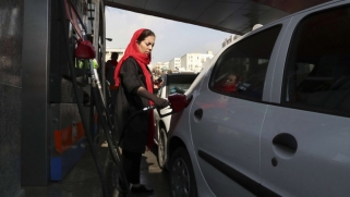 رفع أسعار الوقود يفجر غضب الايرانيين