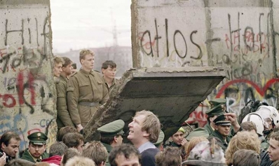 انهيار جدار برلين… عن جمهورية الخوف والتلصص التي كانت