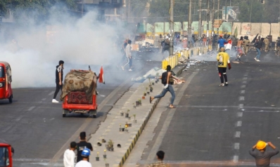 مقتل متظاهرين بقنابل غاز في بغداد وإغلاق طرق في المحافظات الجنوبية