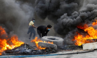 حكم بسجن مطلق نار على متظاهرين.. الاحتجاجات تتصاعد وساسة العراق يبحثون عن مخرج