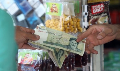 تقلبات العملة الإيرانية… هبوط الريال يرفع الأسعار والحكومة تهدد المضاربين تقلبات العملة الإيرانية… هبوط الريال يرفع الأسعار والحكومة تهدد المضاربين