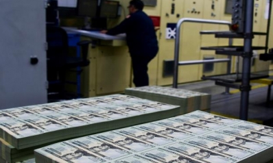 رغم الضربات المتلاحقة… الدولار يدعم عرش الإمبرطورية الأميركية