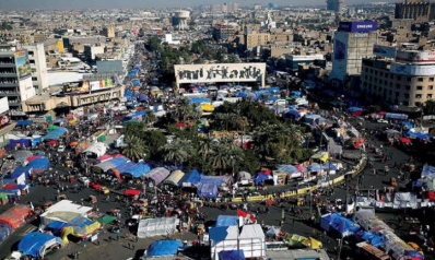 محتجون عراقيون يستعينون بـ«جرافات» لهدم منازل مسؤولين