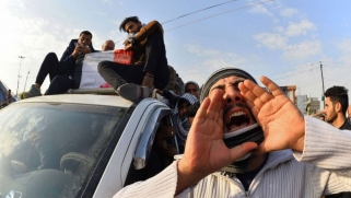 القمع والمناورات السياسية تذكي موجة الاحتجاجات في العراق