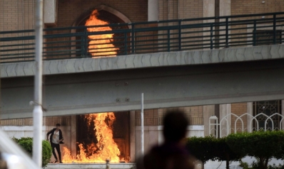 حرق مدخل ضريح محمد باقر الحكيم في تصعيد شعبي بالنجف حرق مدخل ضريح محمد باقر الحكيم في تصعيد شعبي بالنجف
