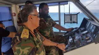 الجيش الليبي يجر سفينة تركية للتفتيش