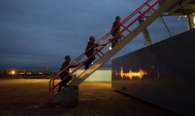 التوتر الأميركي الإيراني يدعم النفط… وتوقع ارتفاعه إلى 100 دولار التوتر الأميركي الإيراني يدعم النفط… وتوقع ارتفاعه إلى 100 دولار