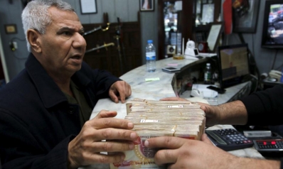 العراق.. انخفاض ملحوظ للدينار أمام الدولار وشركة أميركية تسحب موظفيها