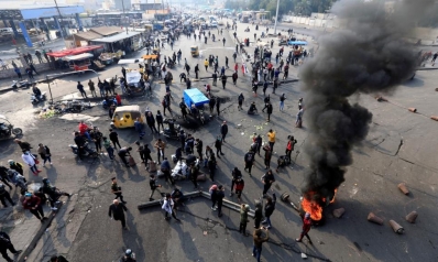 بعد كر وفر.. المحتجون يسيطرون على الشارع الرئيسي في بغداد