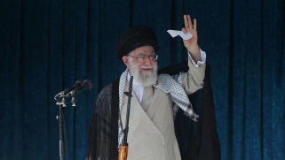 خامنئي يدين “بشدة” الغارات الأميركية على الحشد ويهدد بضرب من يستهدف مصالح إيران