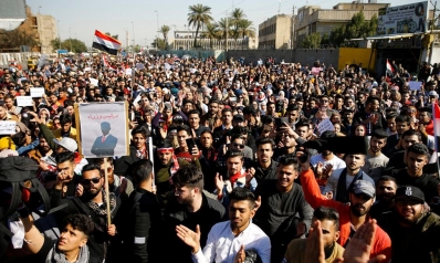 لوموند: المحتجون العراقيون يسعون لإسقاط النظام وليس علاوي فقط