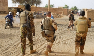 مخاطرة إنقاذ الساحل الأفريقي من الإرهاب بتحفيز الصراع بين القاعدة وداعش
