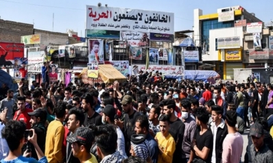 متظاهرو العراق لا يخشون كورونا ويعتبرون أن السياسيين هم “الفيروس الحقيقي”