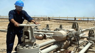 خطة عراقية لخفض تكاليف استخراج النفط لمواجهة تهاوي الأسعار