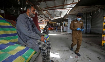 عراقيون يكسرون حظر التجوال ويصطدمون برجال الشرطة بحثا عن عمل