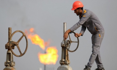 العراق يواجه تحديات انخفاض إيرادات النفط إلى النصف