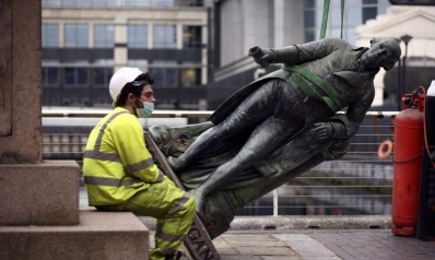تماثيل رموز العنصرية تتهاوى تحت غضب المحتجين في مدن بريطانية