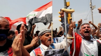 بعد ليلة دامية.. الشارع العراقي يشتعل والكاظمي يأمر بتحقيق بعد مقتل متظاهرين