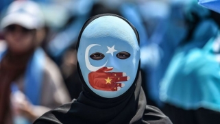 الصين تكره الإيغور على العمل في مصانع لإنتاج الأقنعة والملابس الواقية وتصدرها لأمريكا والعالم