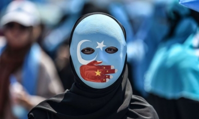 الصين تكره الإيغور على العمل في مصانع لإنتاج الأقنعة والملابس الواقية وتصدرها لأمريكا والعالم