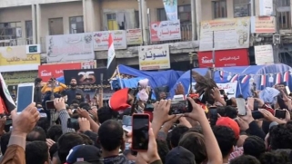 العراق.. تجدد الاحتجاجات في ذي قار ومتظاهرون يقتحمون مبنى المحافظة