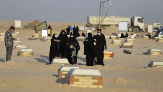 الموت يوحد العراقيين في مقبرة وادي السلام الجديدة
