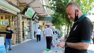 الأزمة المالية تعصف بموظفي العراق والحكومة تعول على القروض لخلاص الرواتب