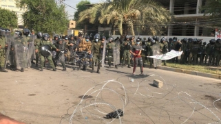 أنصار الحشد الشعبي يحرقون مقر حزب كردي ببغداد