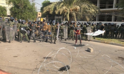 أنصار الحشد الشعبي يحرقون مقر حزب كردي ببغداد