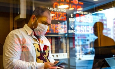 الليرة التركية تسجل أدنى مستوياتها بسبب مخاوف نقدية وجيوسياسية