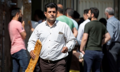 الطوابير الطويلة أمام المخابز تضرم شرارة انتفاضة جديدة في إيران