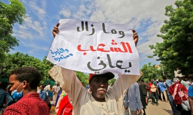 تجمع المهنيين السودانيين إلى الشارع مع ترهل قبضة المدنيين وتنامي قوة العسكريين