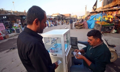 العراق يحاول الاستفادة من أزمة انهيار الدينار أمام الدولار