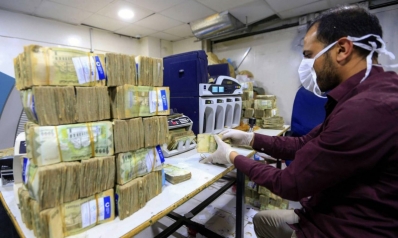 انقسام السياسة النقدية اليمنية يرفع أسعار التحويلات