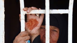 “محروق إصبعه” عنوان الأيام الصعبة في العراق