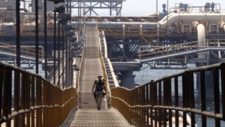 العراق.. اكتشاف لغم بحري كبير في ناقلة نفط وفريق أمني يحاول تفكيكه